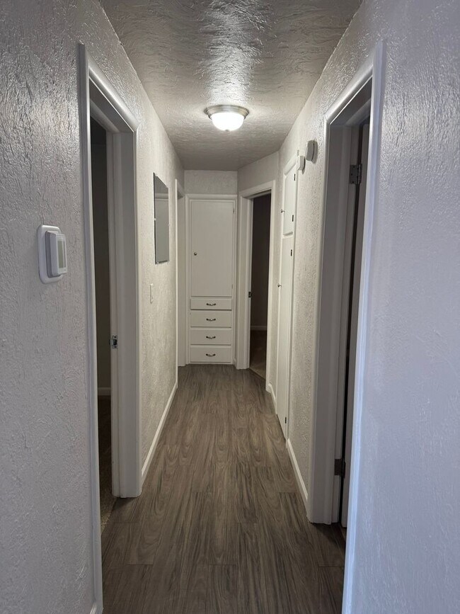 Building Photo - Great 3-Bedroom, 2-Bath Ranch Style Home w...