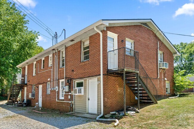 Building Photo - 427 Circle Dr