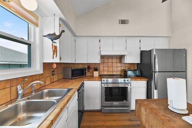 Building Photo - 22101 Guadalupe Dr