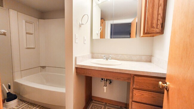 Building Photo - Lovely Cape Cod 3 Bedroom Home