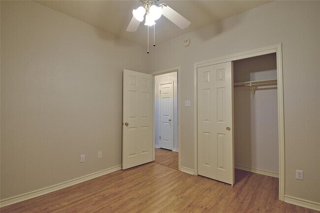 Building Photo - 101 Pecan Vista Ln
