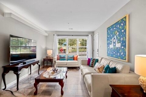 Living room - 8707 Grasmere Ct