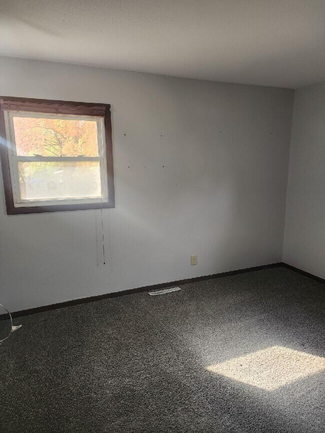 Building Photo - 1765 Valley Dr