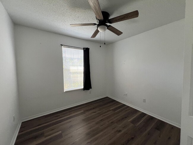 Building Photo - 677 W 5th Ave