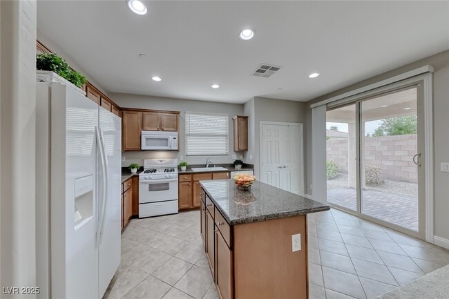 Building Photo - 589 Via Paladini