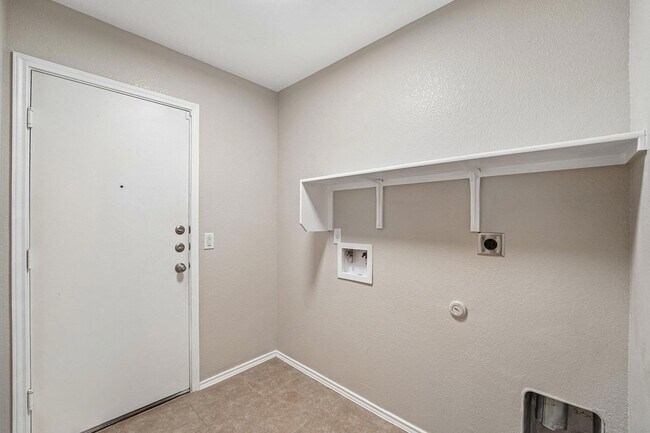 Building Photo - 9209 Bowfield Dr
