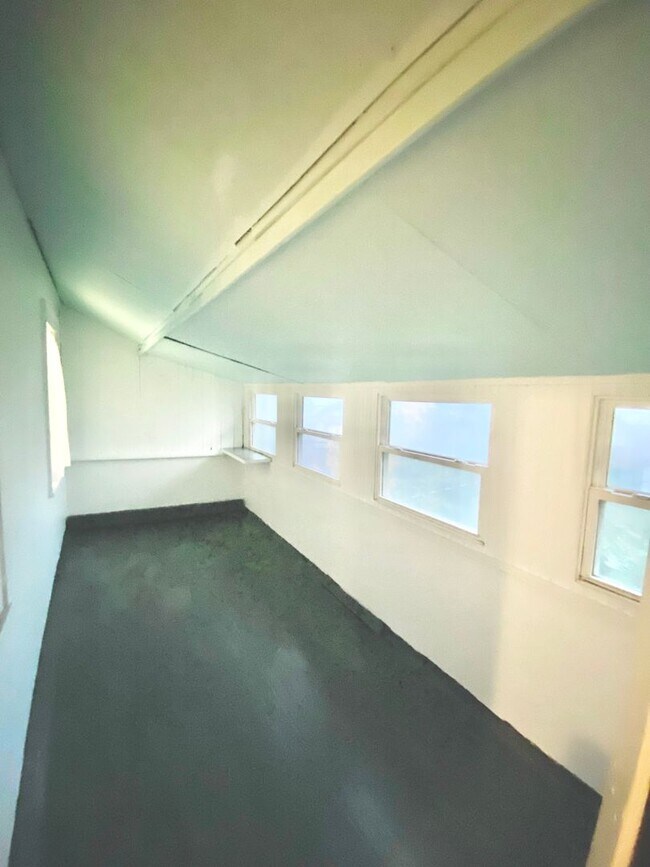 Building Photo - 2016-2018 E 6th Street