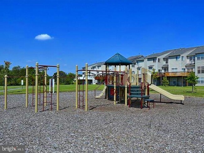 Building Photo - Modern Three-Level Townhome in the Heart o...