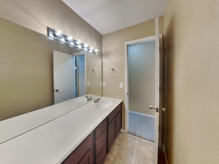 Building Photo - 152 E Kirnwood Dr