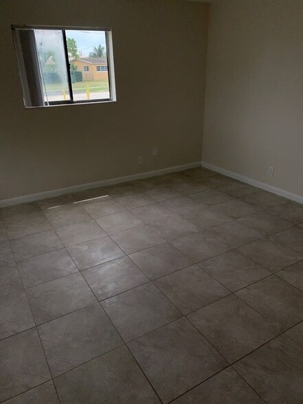 Building Photo - 1121 W River Dr