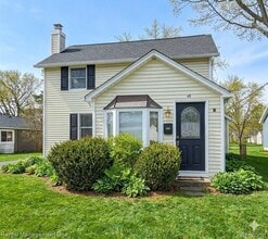 Building Photo - 49 Hovey St