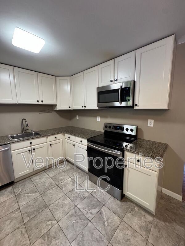 Building Photo - 72 Hathorn Blvd