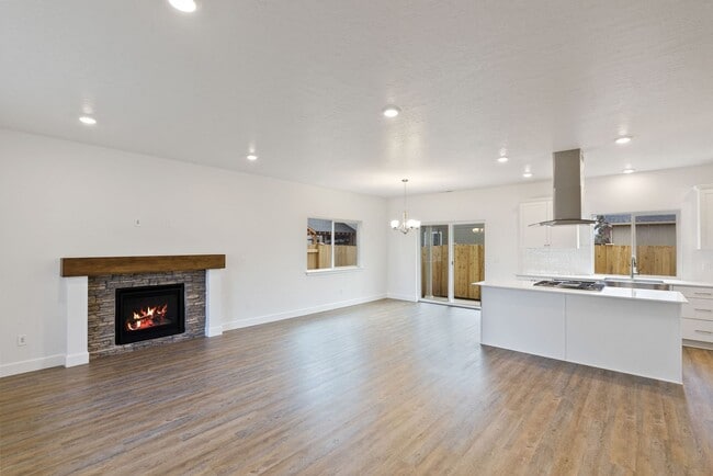 Building Photo - 4 bedroom home in desirable neighborhood