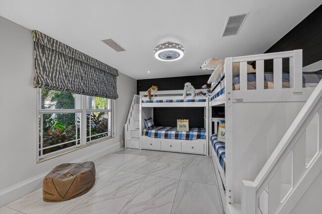 Building Photo - 3109 NE 42nd Ct