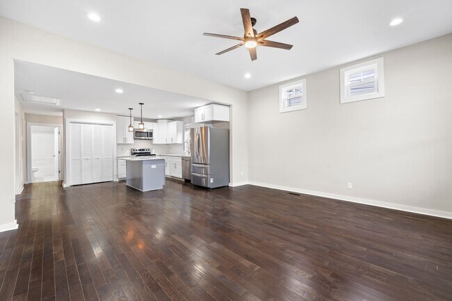 Building Photo - Cheery downtown bungalow with stunning finishes and fenced back yard.