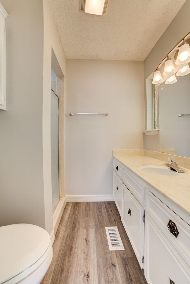 Building Photo - Newly renovated 3 bed / 2 Bath in Tulsa! Available Mid June!