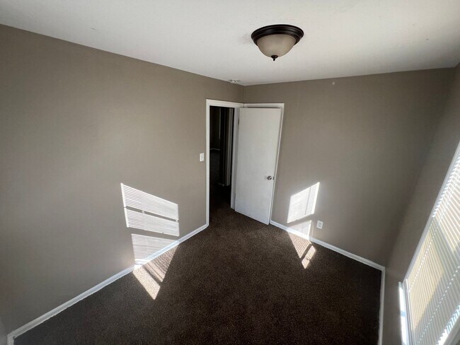 Building Photo - 2-bedroom, newly remodeled home on Flint's Southwest side.