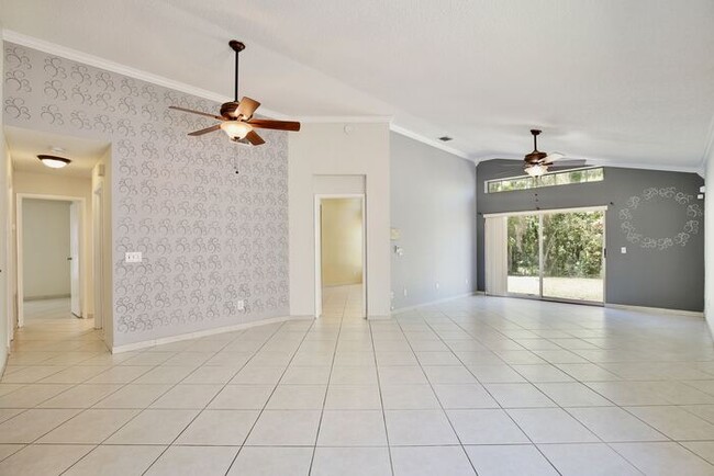 Building Photo - Beautiful 3/2 Spacious Home with a 2 Car G...
