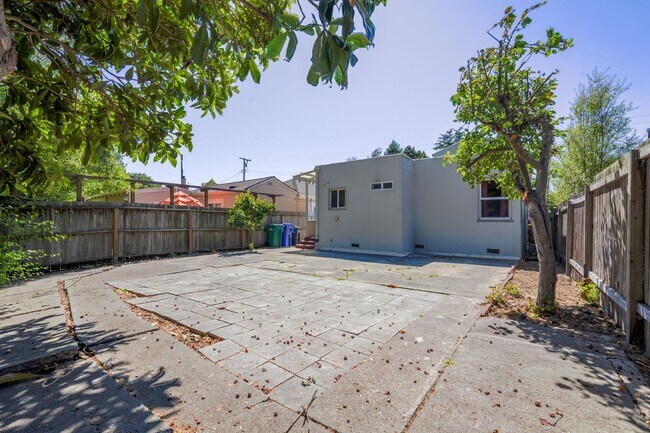 Building Photo - Single Family Home