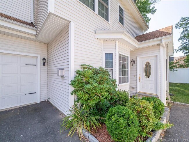 Building Photo - 1023 Black Rock Tpke