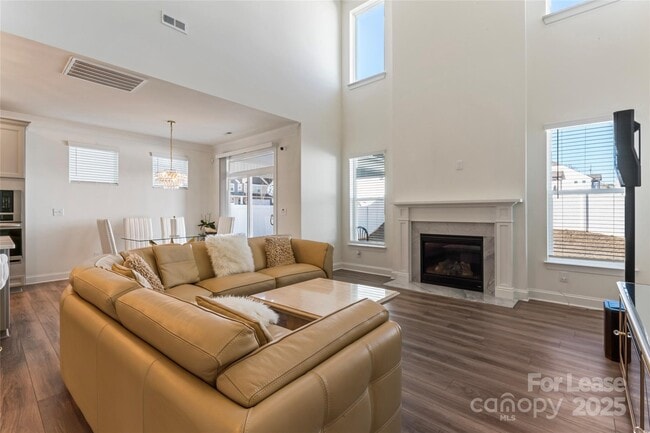 Building Photo - 116 Farrier Ln