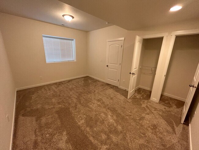 Building Photo - Immaculate 4 Bed 4 Bath Home in School District 20!!!