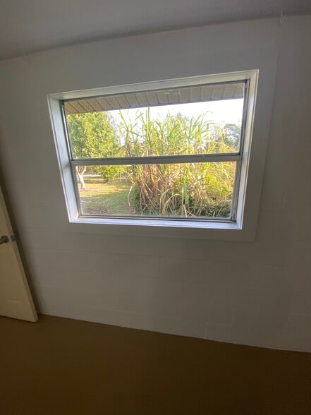 Quiet location with a lake in back - 5344 Caldwell St