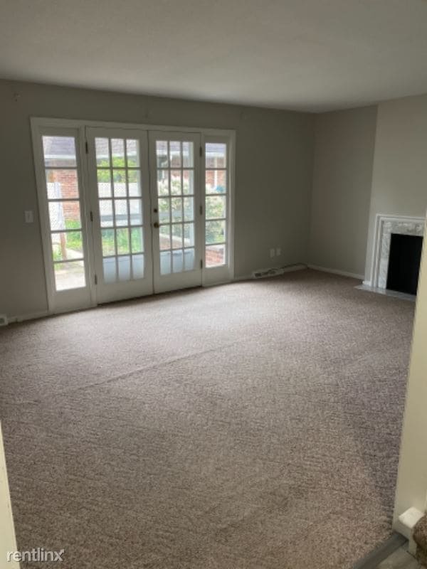 Building Photo - 2 br, 2 bath Townhome - 4445 W Sylvania Ave