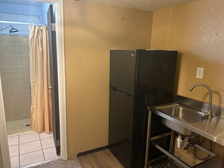 Building Photo - 5890 Del Paz Dr