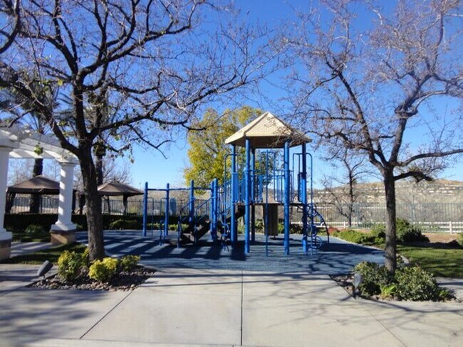 Building Photo - Luxurious 2 + 2.5 Belcaro 2392 SQFT Retire...