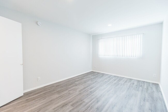 Interior Photo - 17211 Chatsworth Street