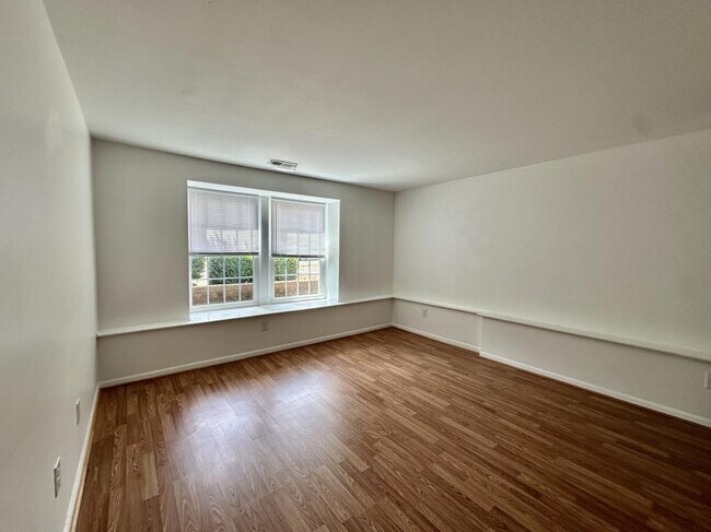 Building Photo - 1645 Arlyn Cir