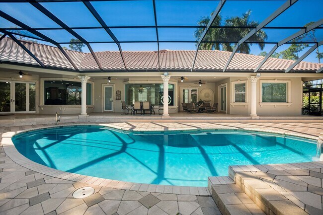 Building Photo - ** OAKES ESTATES ** 4 BED + DEN / 3.5 BATH...