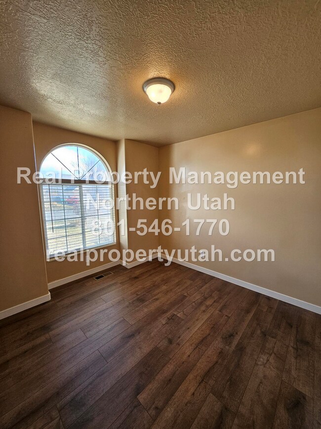 Building Photo - Stunning 4 Bedroom 3 Bath Syracuse Home