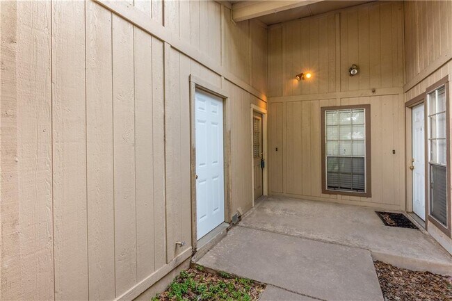 Building Photo - 8806 Piney Point Dr
