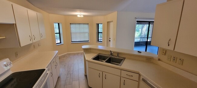 Building Photo - 305 Raintree Trail