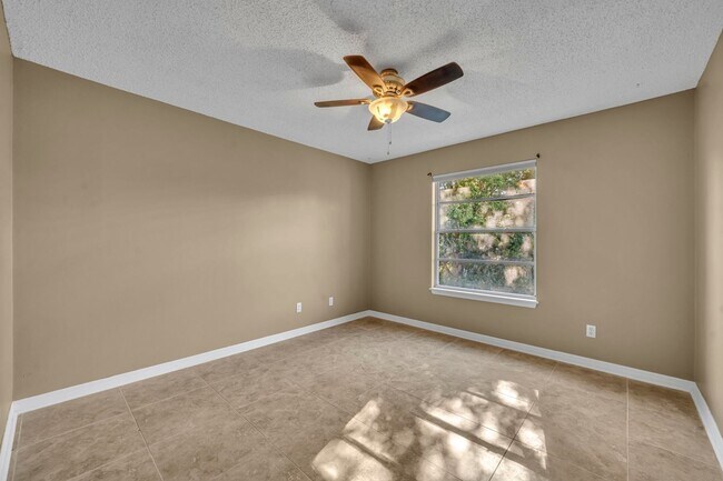 Building Photo - Oviedo Condo One-bedroom Available UTILITIES included.