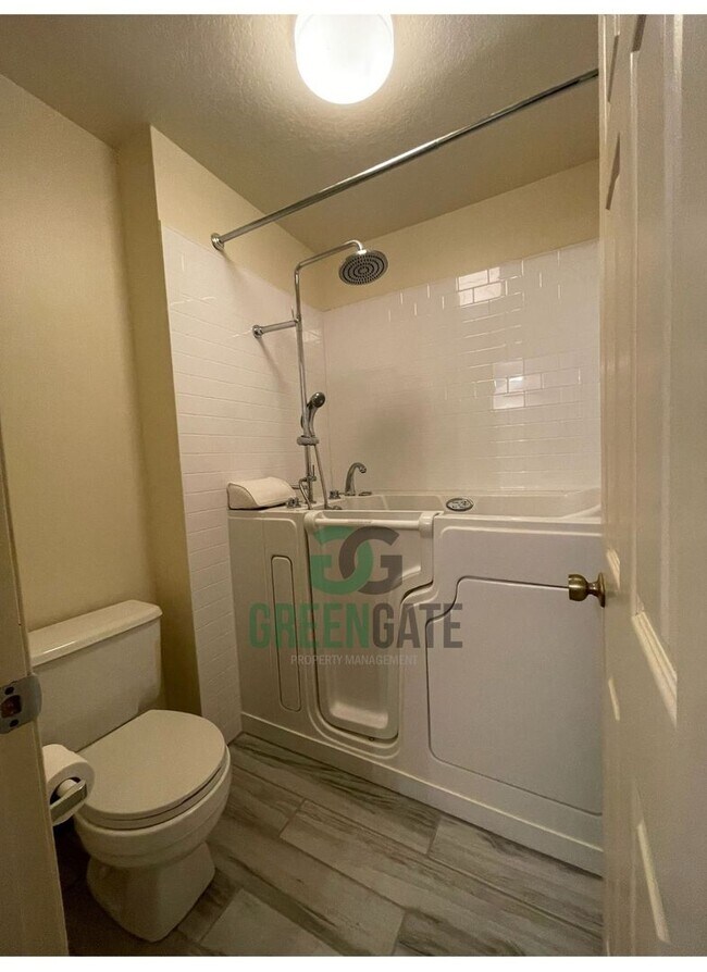 Building Photo - Beautiful 3 bedroom 2.5 Bath home READY NOW in MODESTO!! With POOL!!