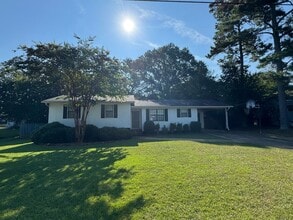 Building Photo - Minutes From Jax State and Jacksonville Ci...