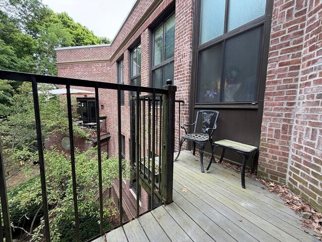 Building Photo - 841 Parker St