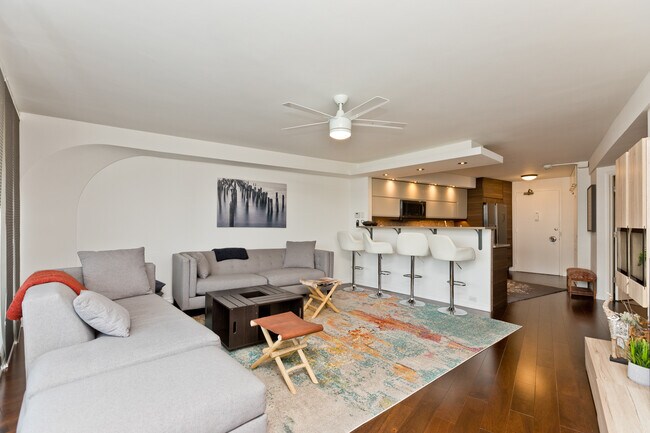 Building Photo - 300 N State St