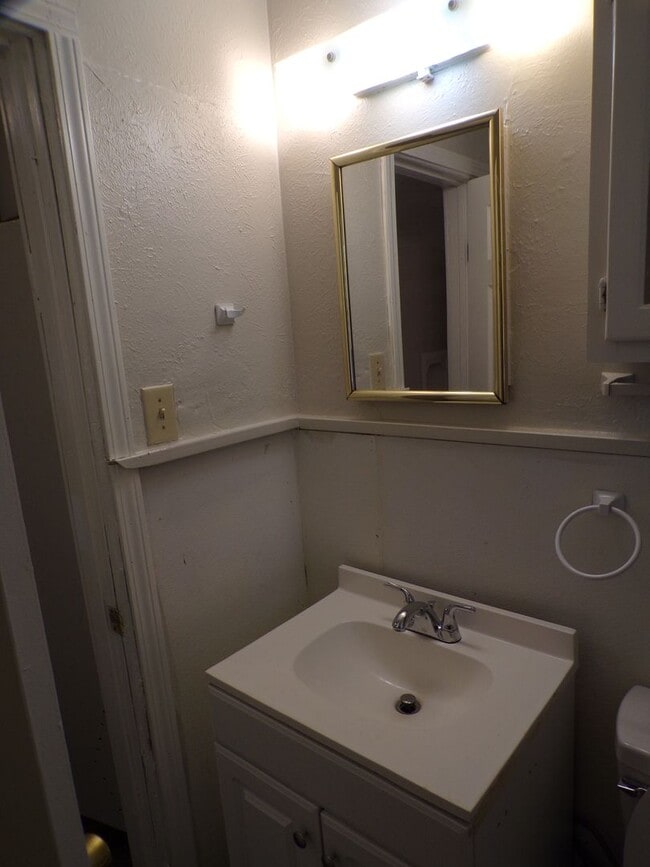 Building Photo - 2317 NW Bell Ave