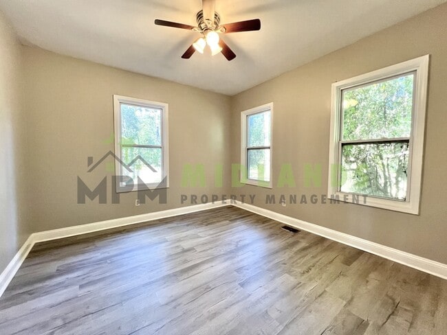 Building Photo - 3202 Belvedere Dr