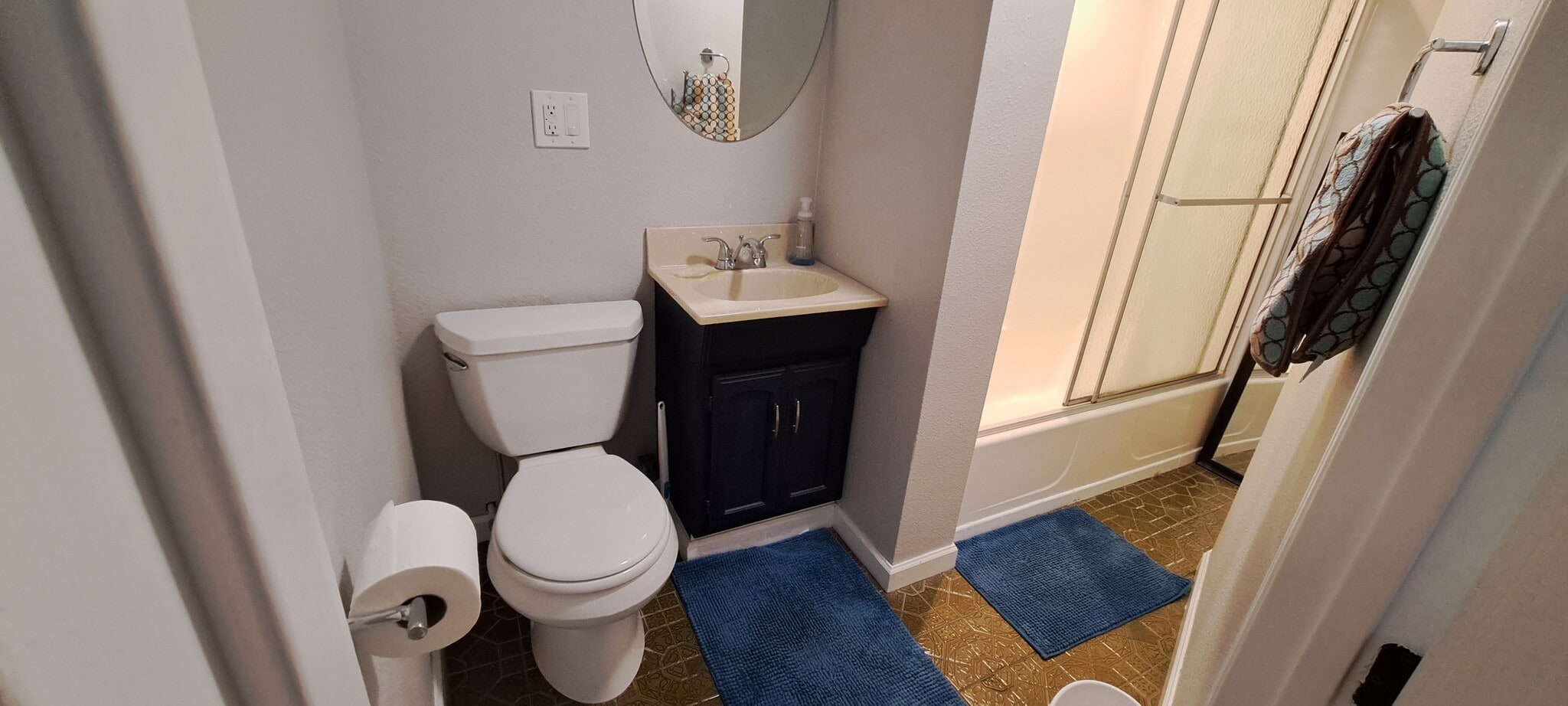 Full bath with shower and tub. - 1368 Pegan Common