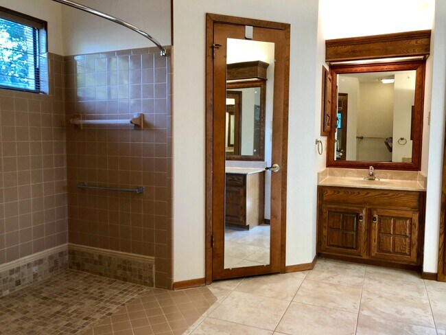 Building Photo - 4305 Center Oak Wds