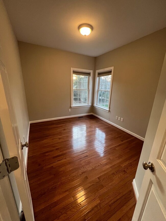 Building Photo - Beautiful 5 bedroom Executive Home In Wakefield