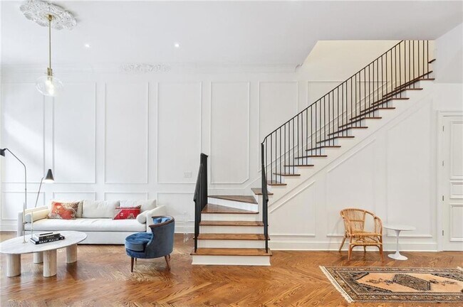 Building Photo - 810 Bourbon St