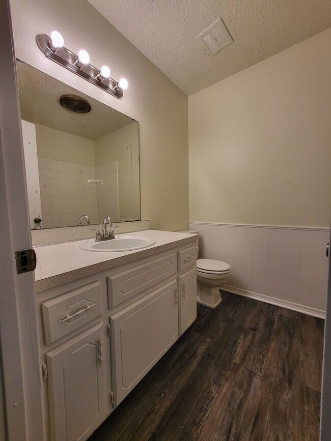 Building Photo - (3) Bed/(1.5) Bath Avail NOW!