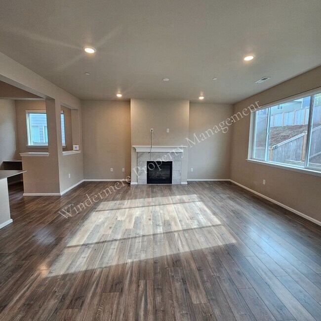 Building Photo - Spacious 4 Bedroom Home with Gas Fireplace, Office Space & 2-Car Garage!