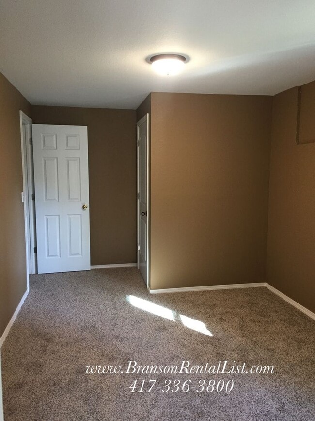 Building Photo - Large 5 Bedroom with lawn care and a commu...